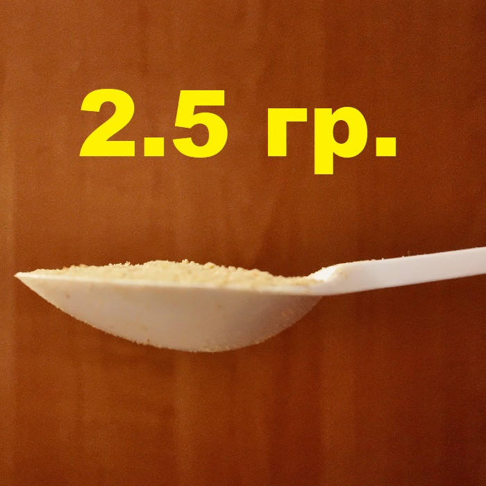 Порошок красного мухомора в ложке. Вес = 2.5 гр.